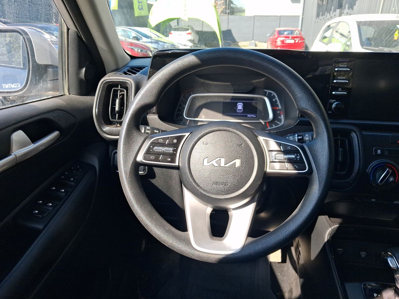 KIA Sonet — foto 15 de 22