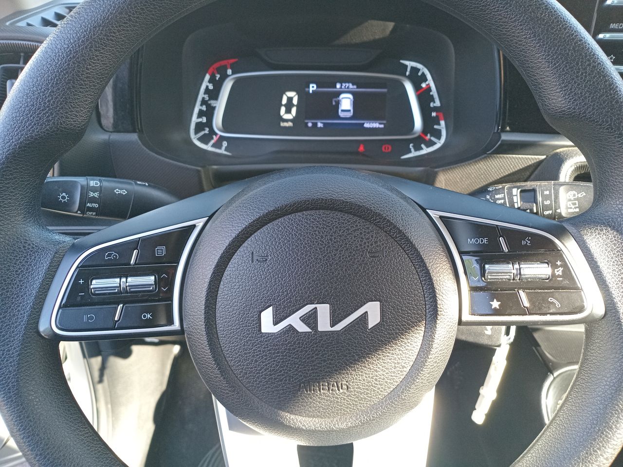 KIA Sonet — foto 27 de 35