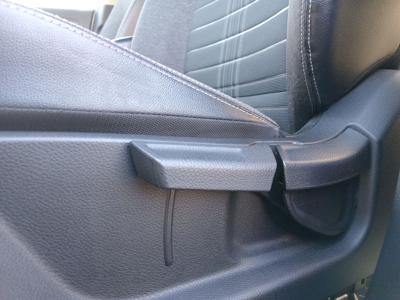 KIA Sonet — foto 24 de 35