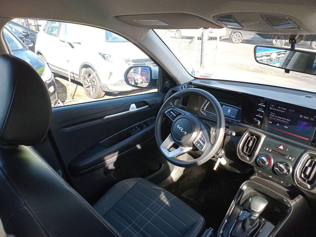 KIA Sonet — foto 17 de 35