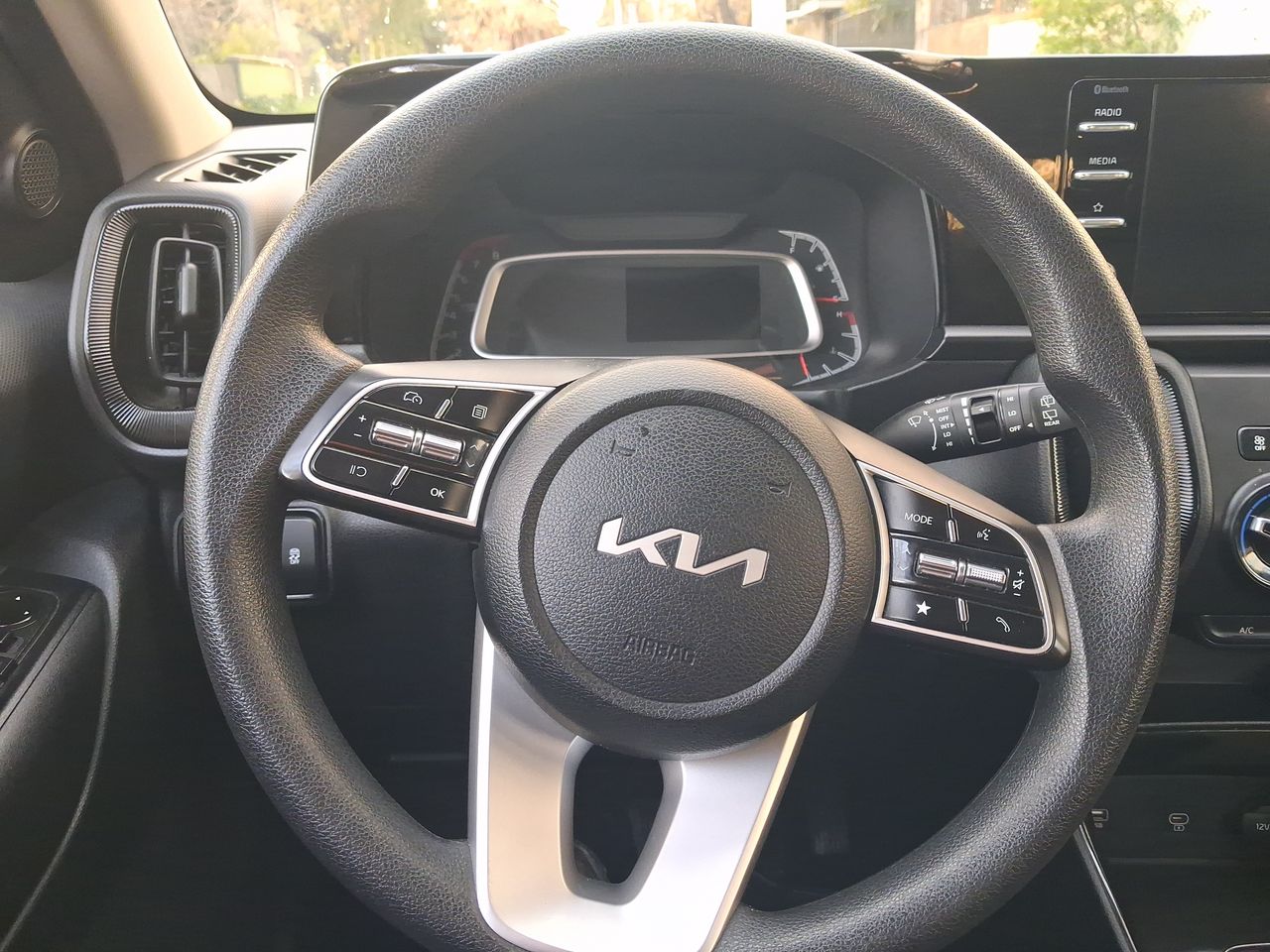 KIA Sonet — foto 25 de 36