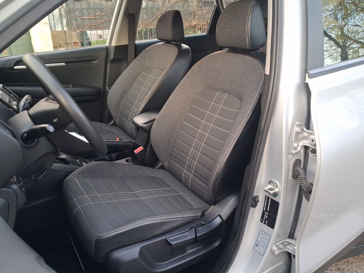 KIA Sonet — foto 24 de 36