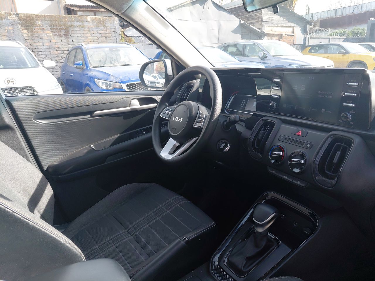 KIA Sonet — foto 17 de 36