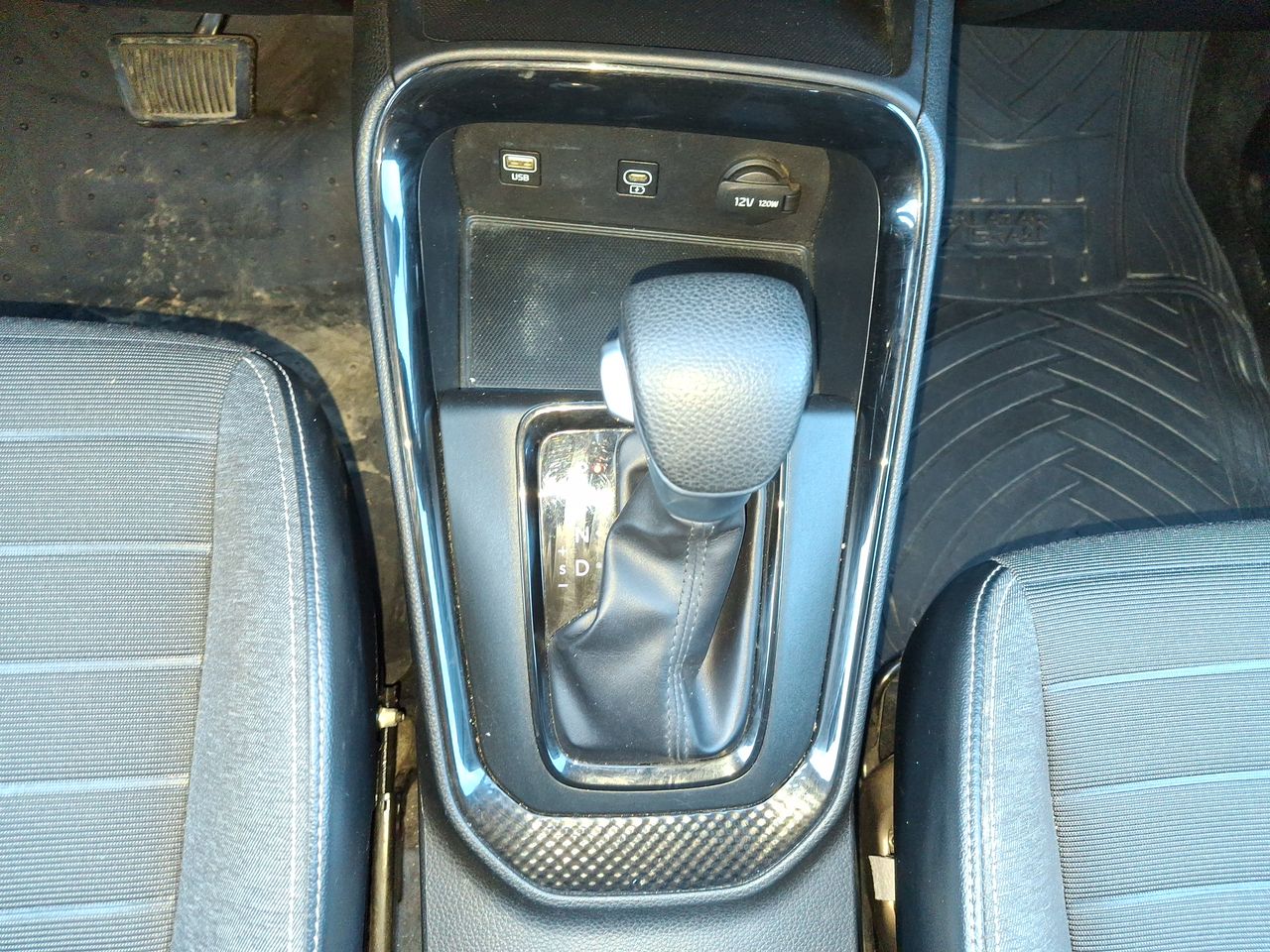 KIA Sonet — foto 31 de 35