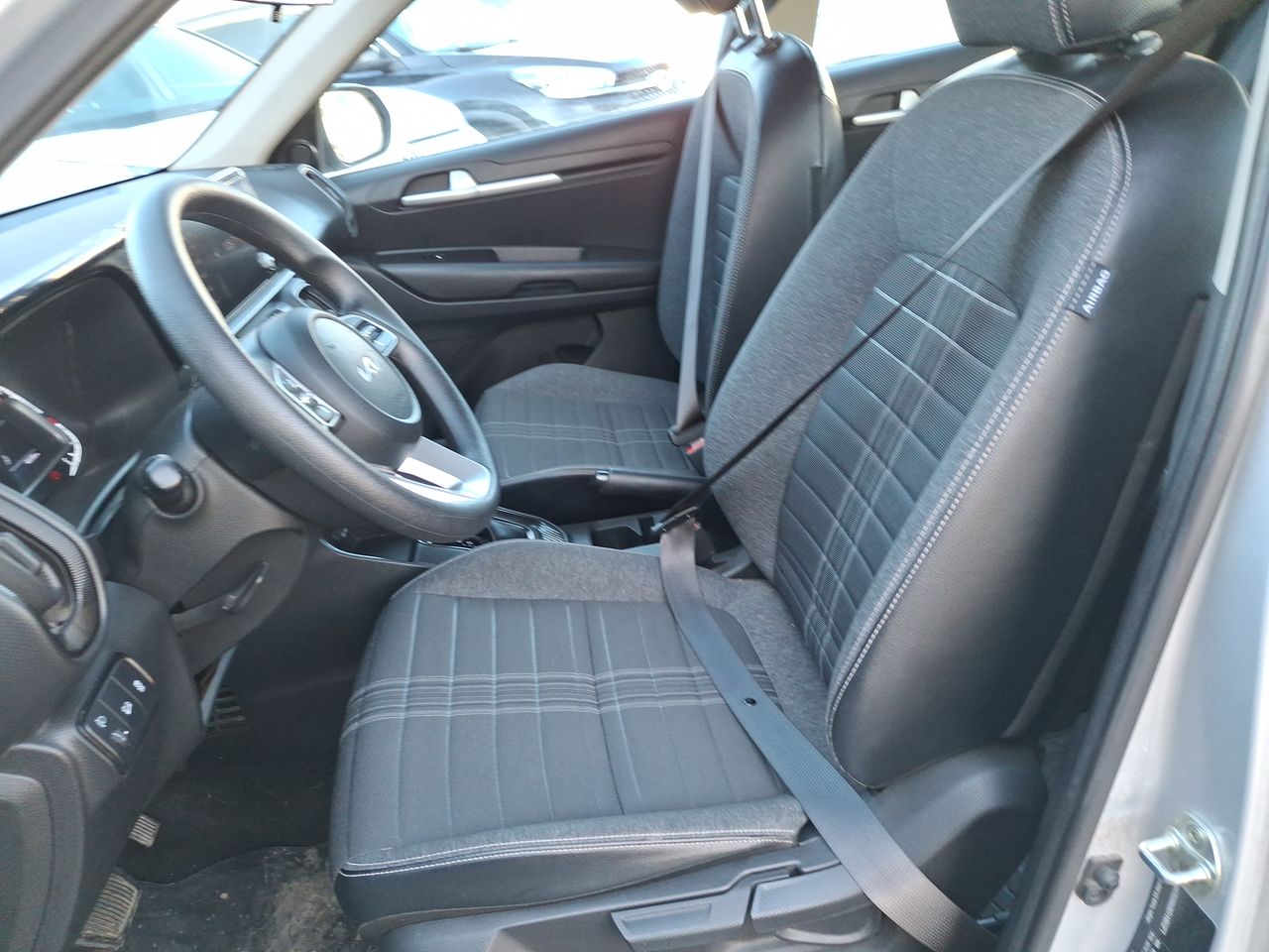 KIA Sonet — foto 24 de 35