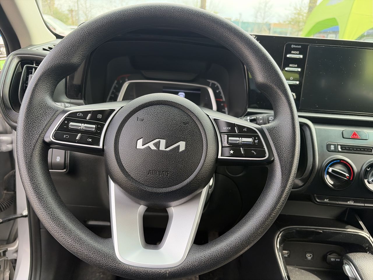 KIA Sonet — foto 15 de 20