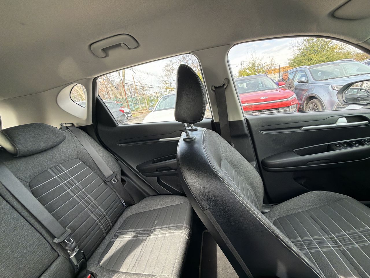 KIA Sonet — foto 8 de 20