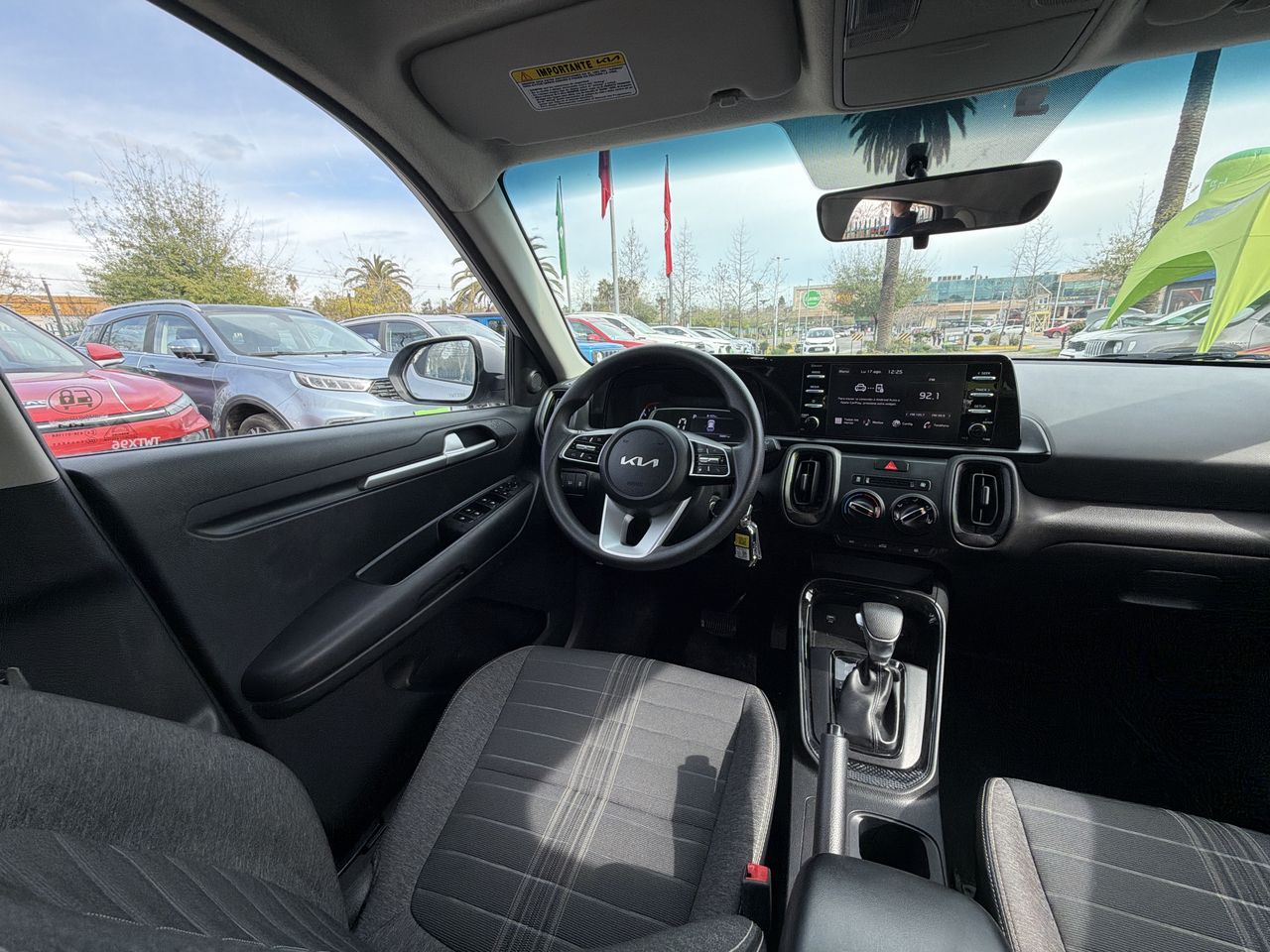KIA Sonet — foto 9 de 20