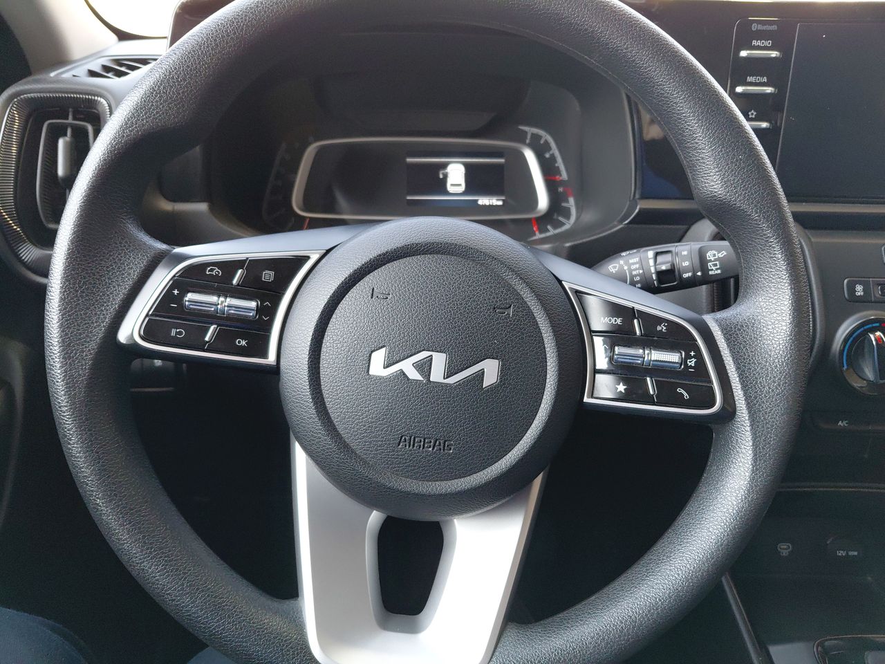 KIA Sonet — foto 27 de 35
