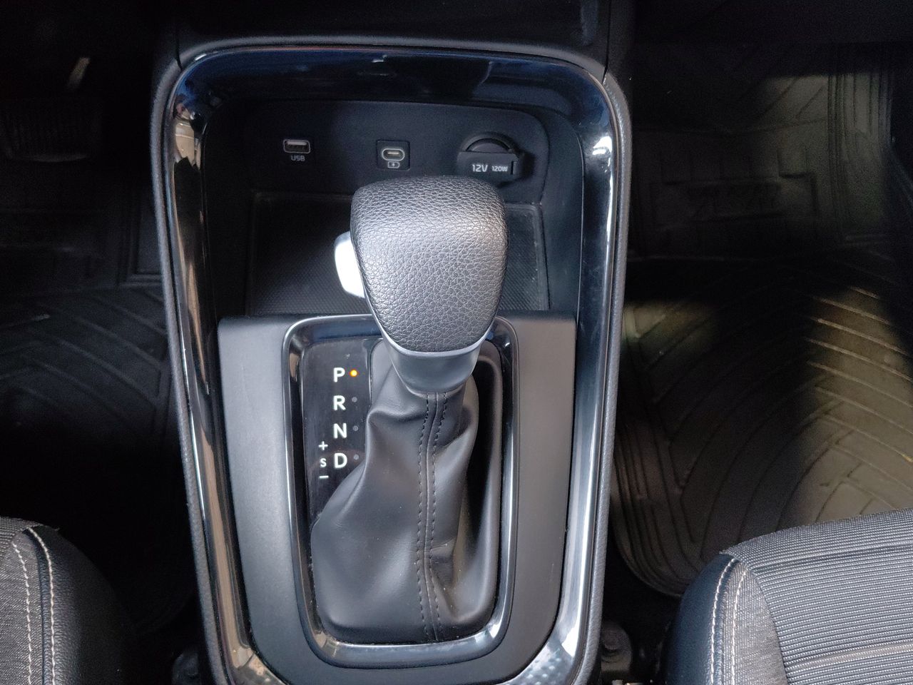 KIA Sonet — foto 33 de 35