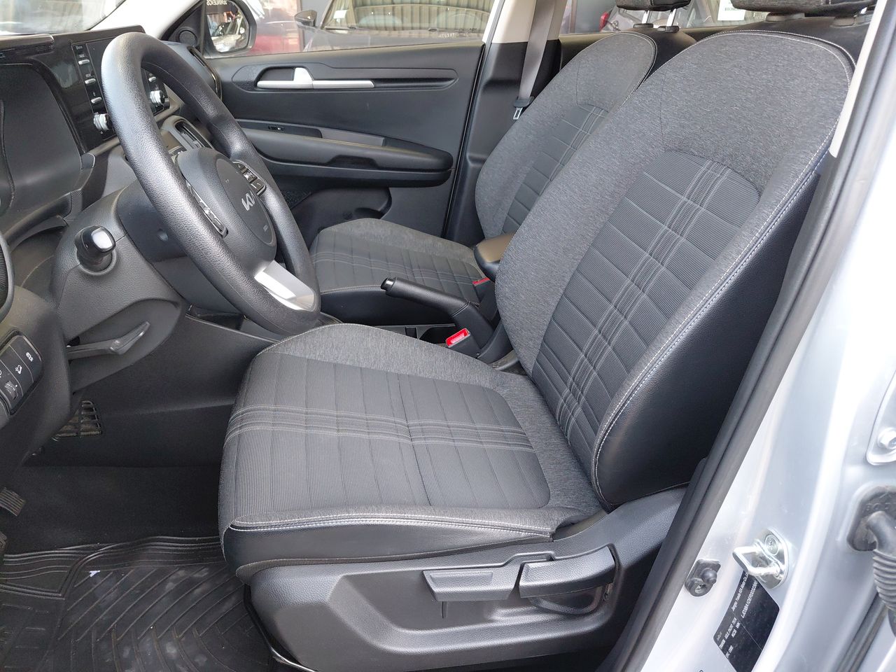KIA Sonet — foto 26 de 35