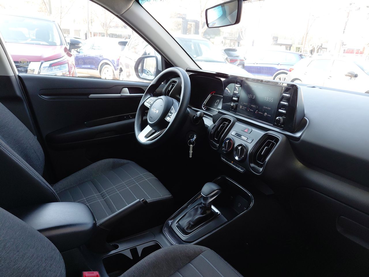 KIA Sonet — foto 16 de 35