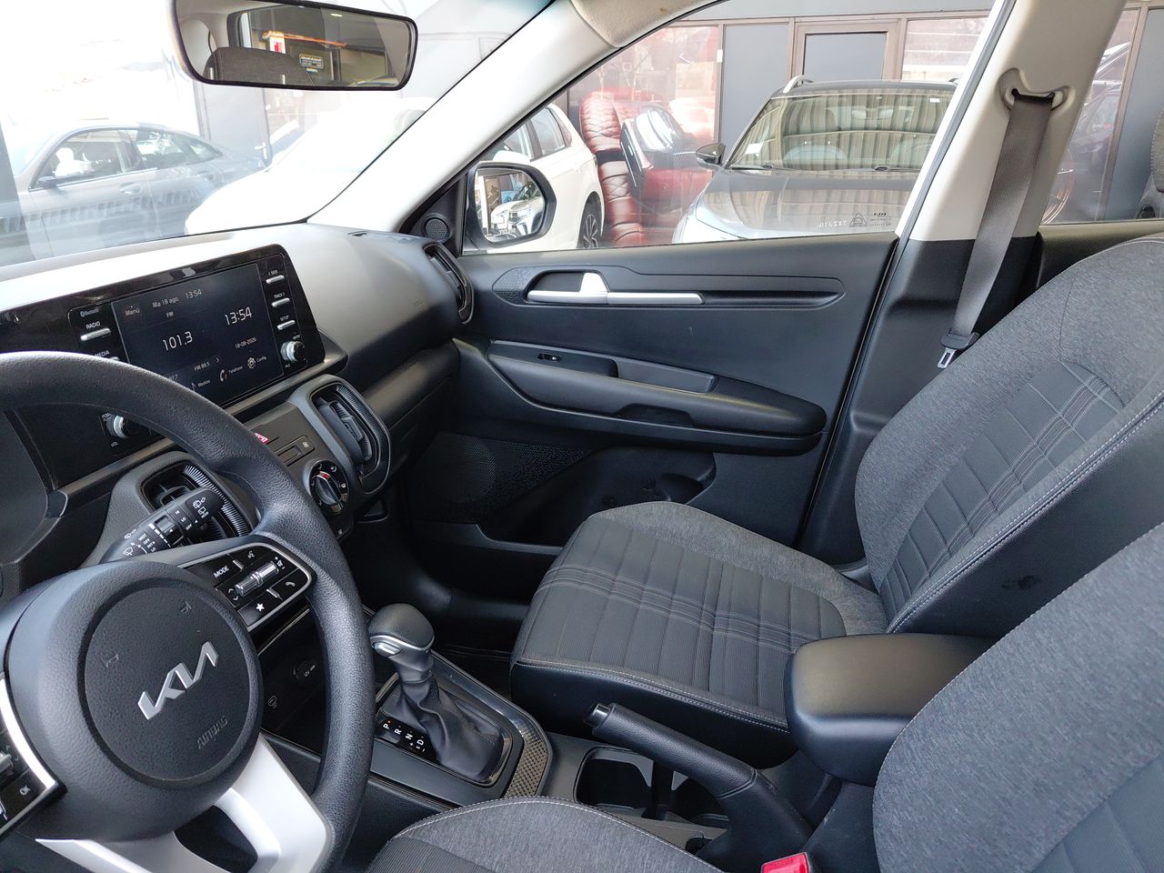 KIA Sonet — foto 17 de 35