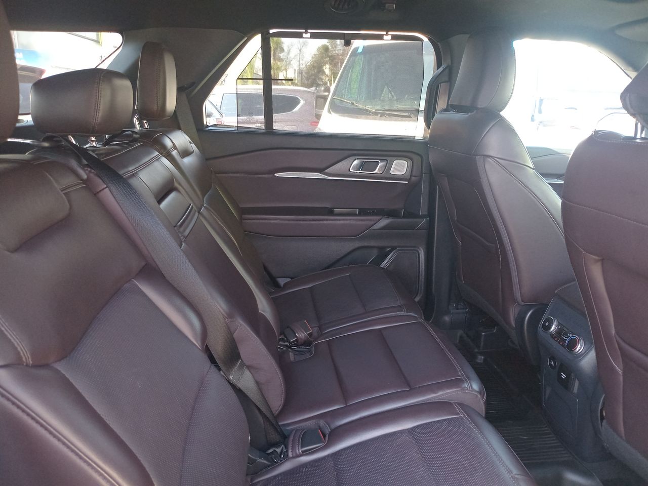 Ford Explorer — foto 14 de 37