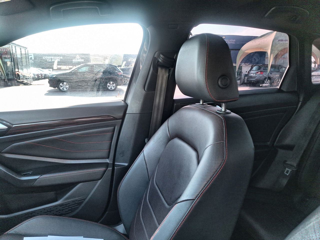 Volkswagen Jetta — foto 12 de 30