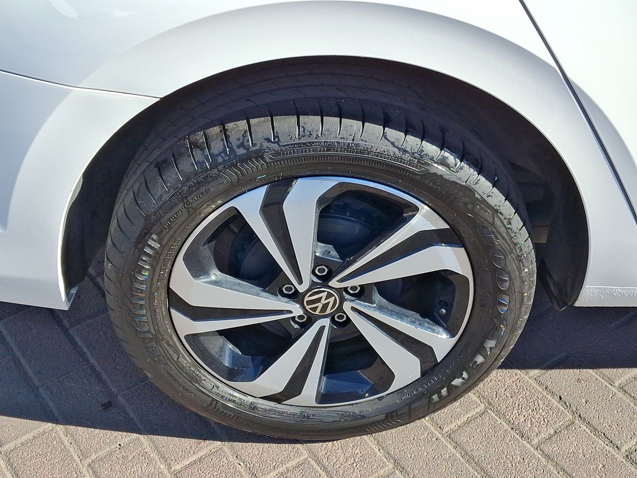 VOLKSWAGEN - 17