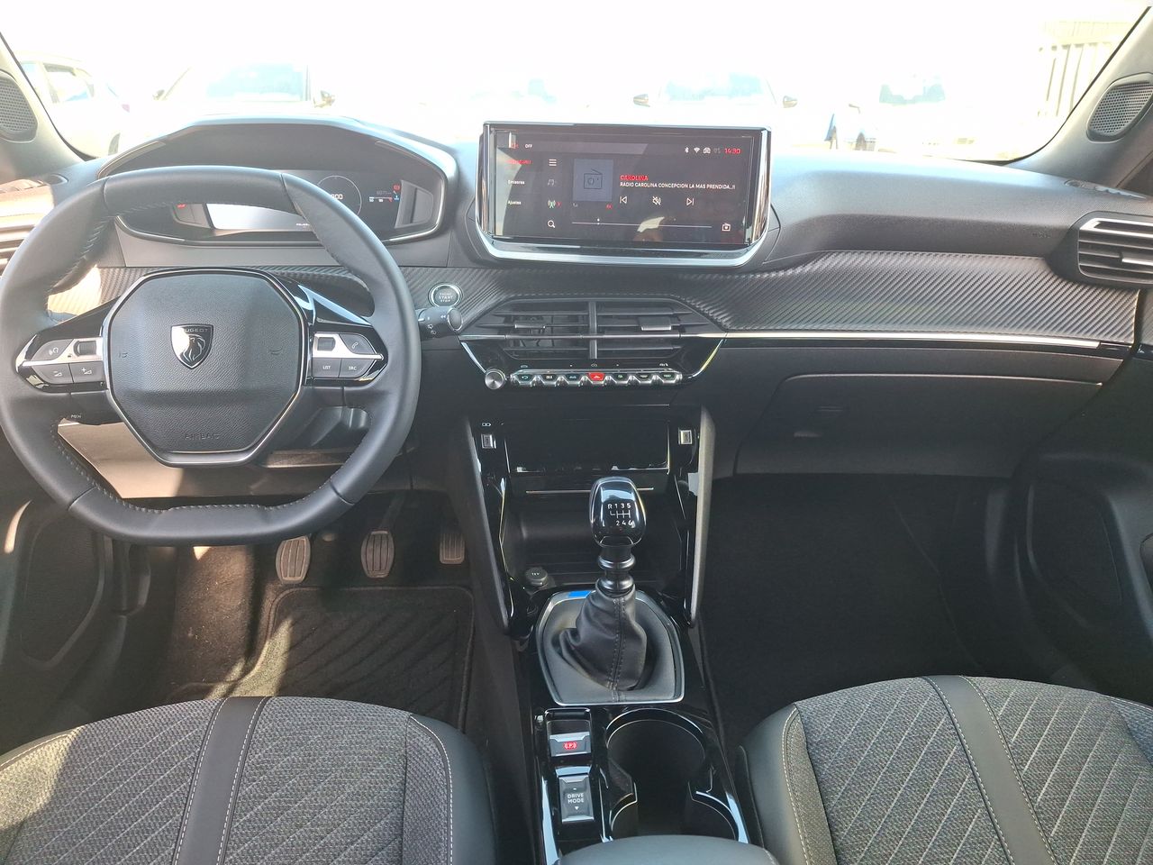 Peugeot 2008 — foto 32 de 35