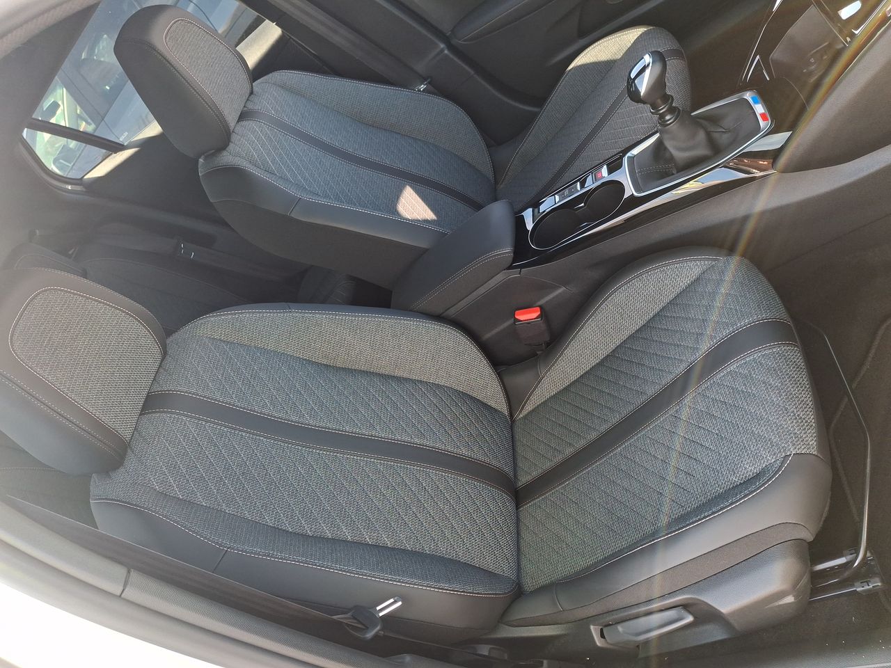 Peugeot 2008 — foto 33 de 35