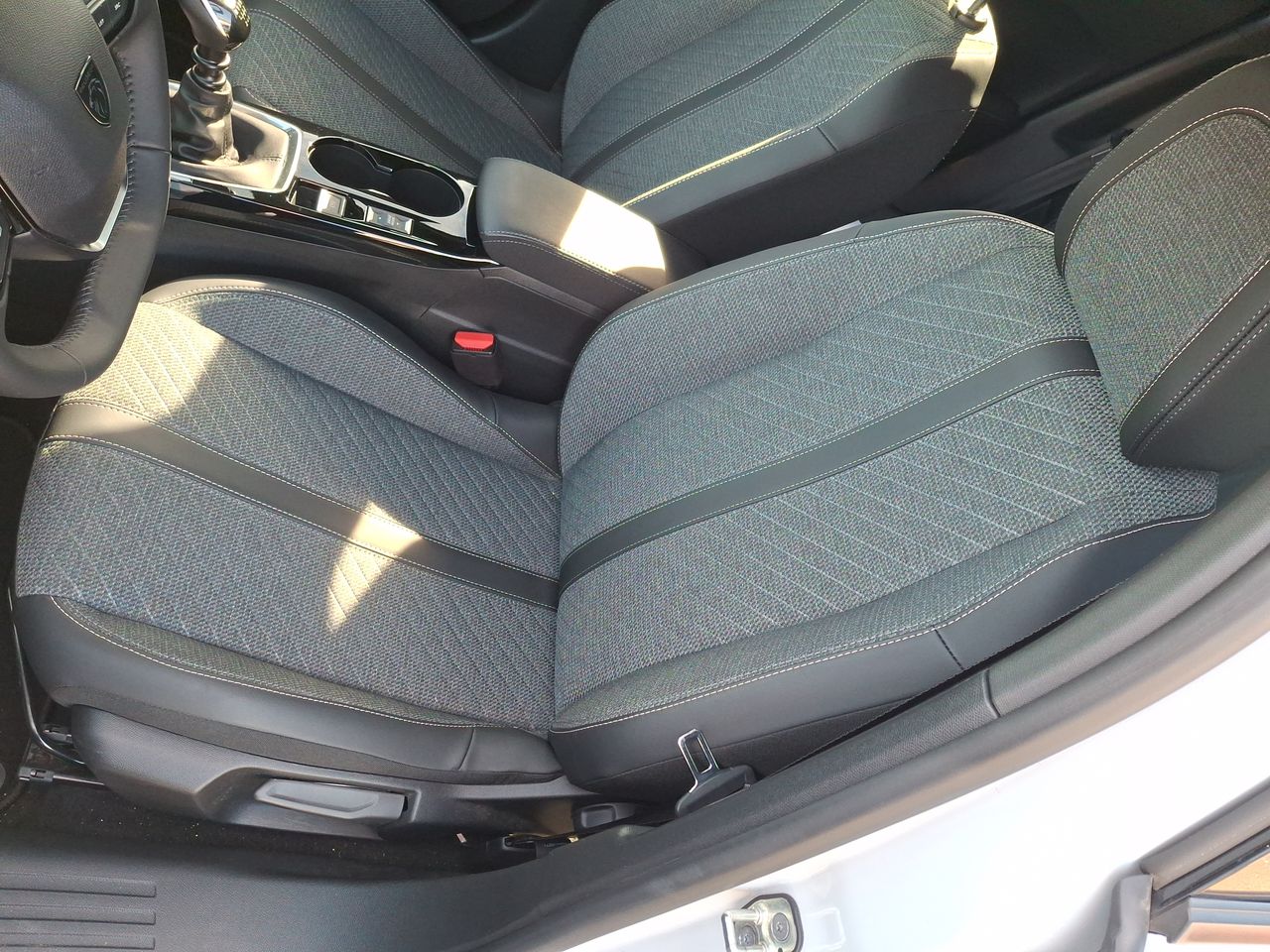 Peugeot 2008 — foto 24 de 35