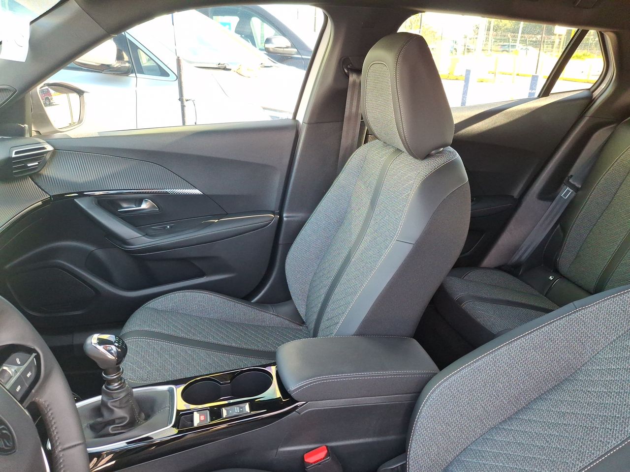 Peugeot 2008 — foto 12 de 35