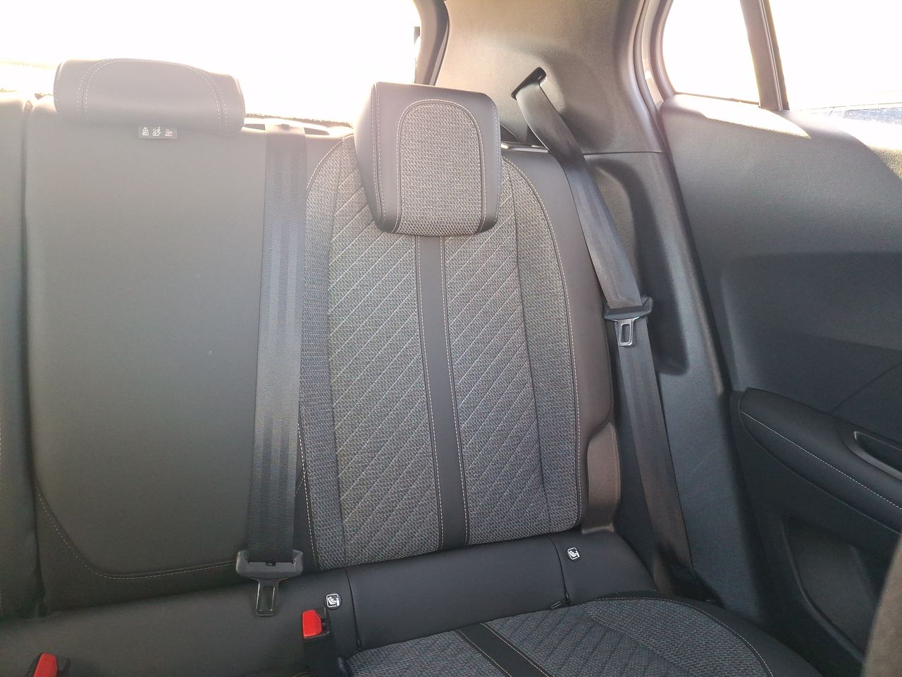 Peugeot 2008 — foto 15 de 35