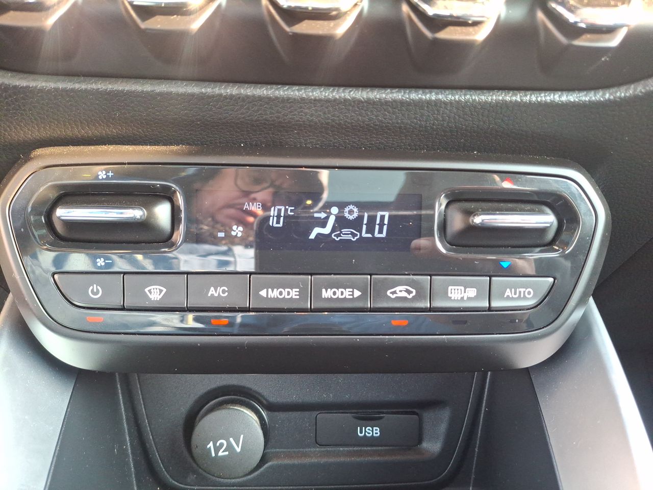 KIA Sonet — foto 30 de 33