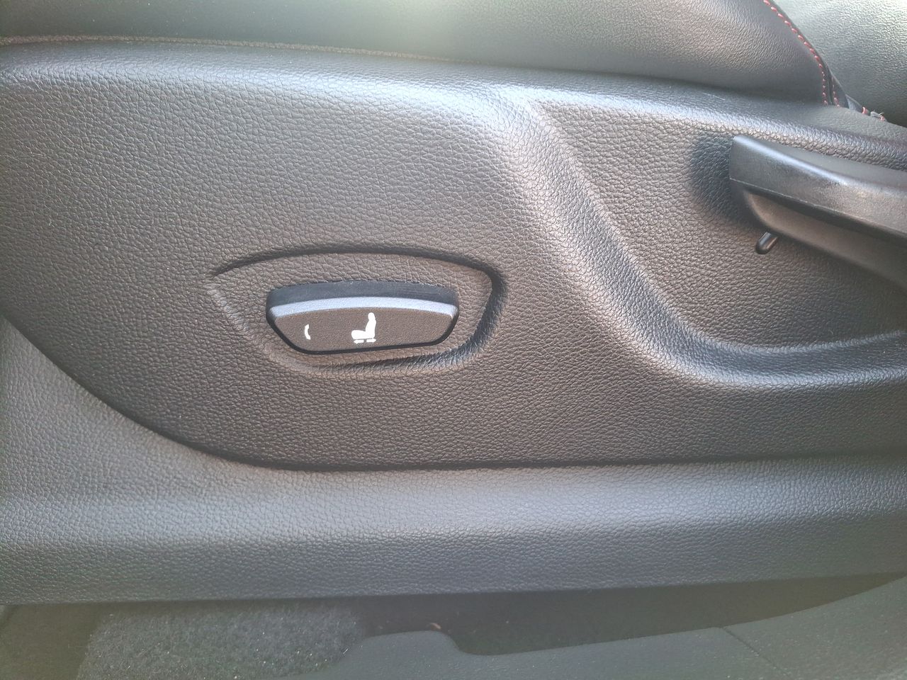 KIA Sonet — foto 24 de 33