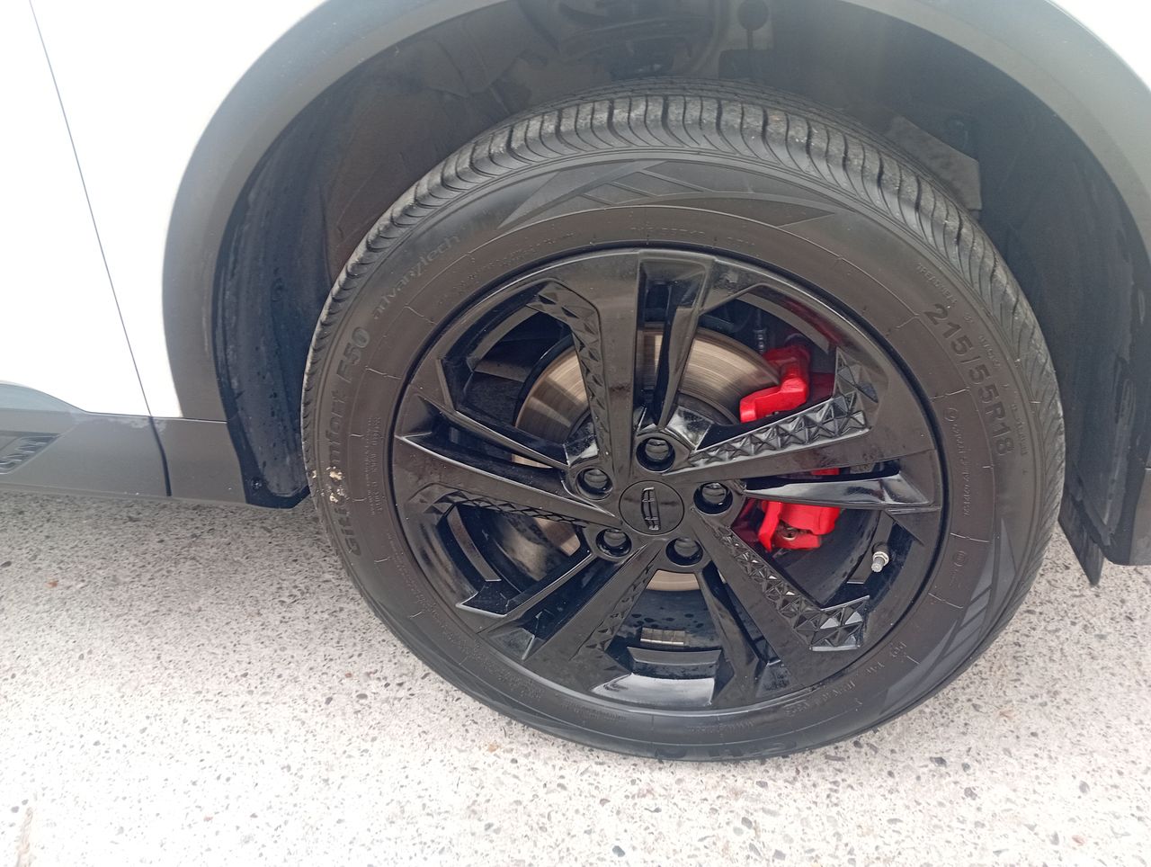 Geely Coolray — foto 18 de 36