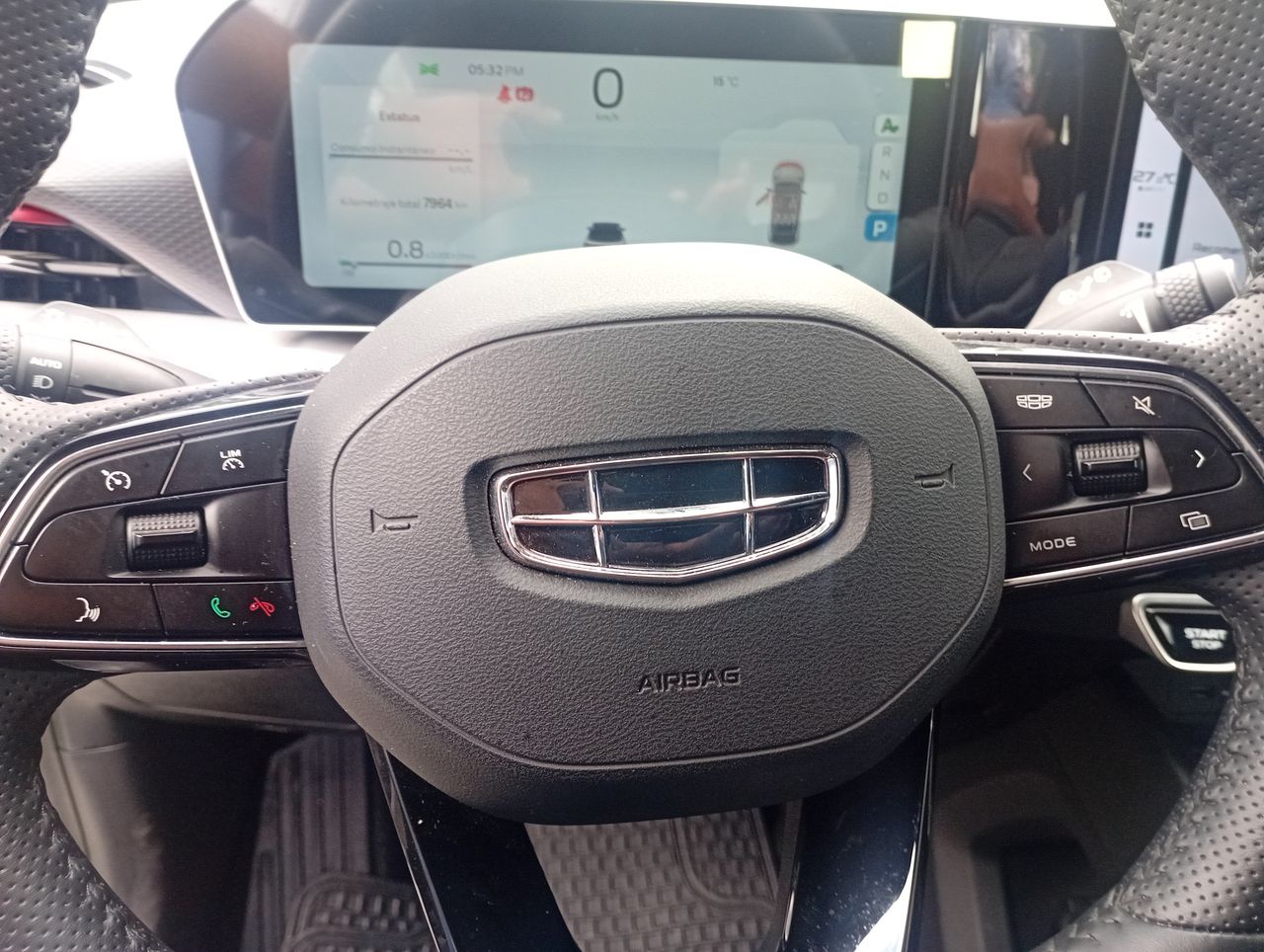 Geely Coolray — foto 27 de 36