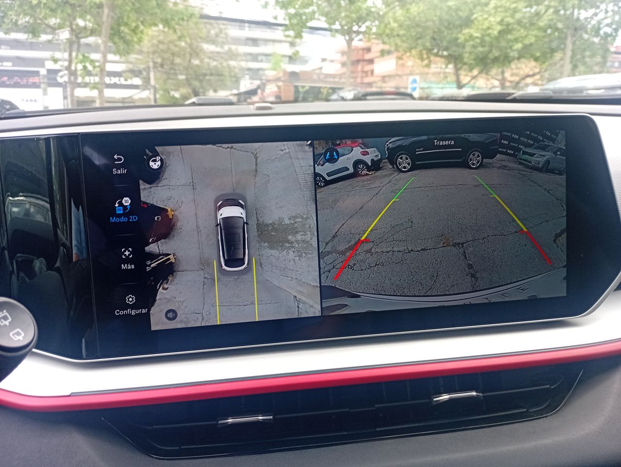 Geely Coolray — foto 30 de 36