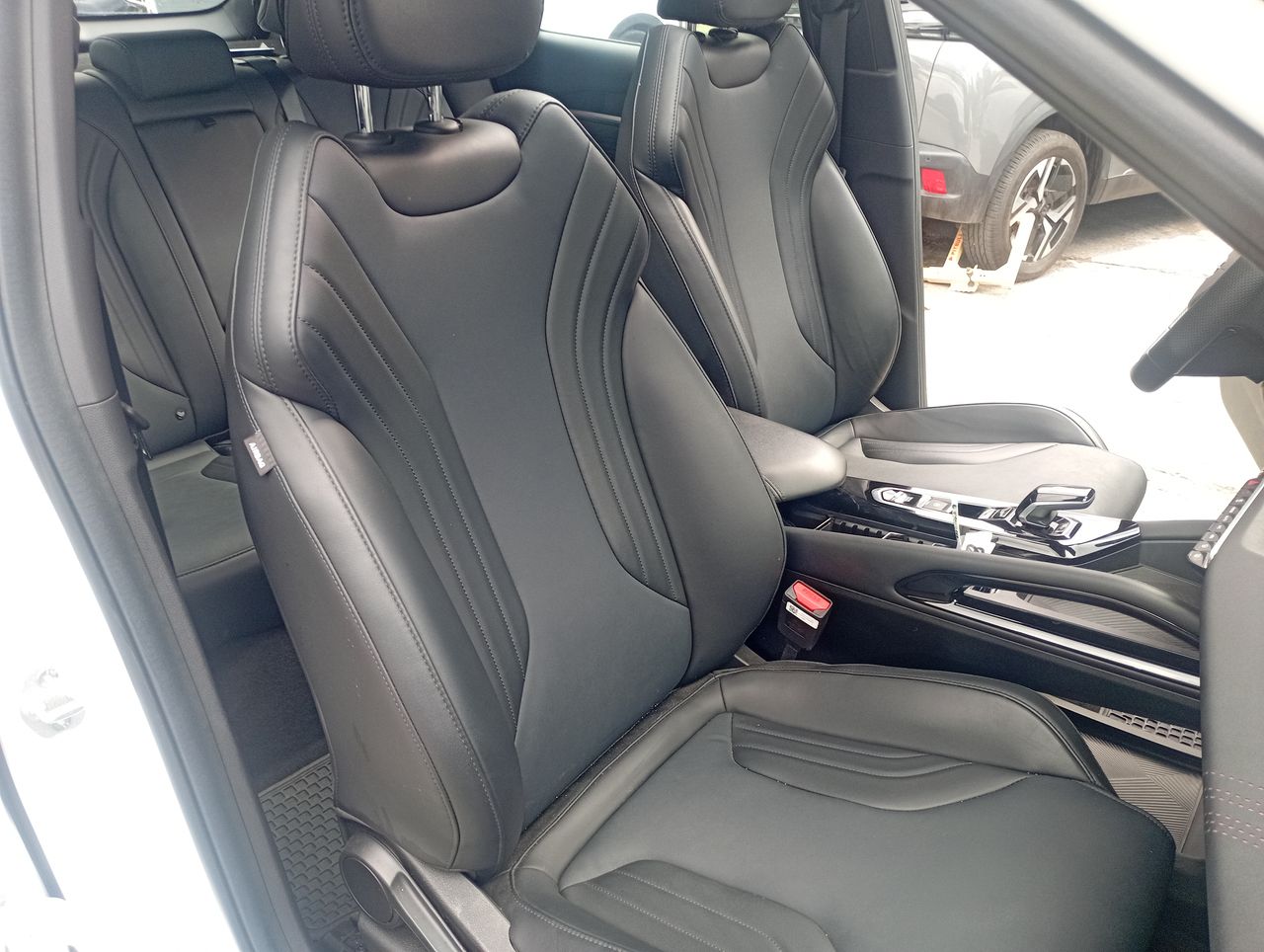 Geely Coolray — foto 35 de 36