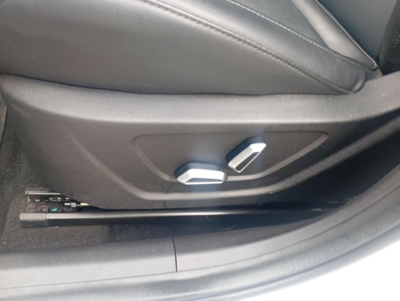 Geely Coolray — foto 24 de 36