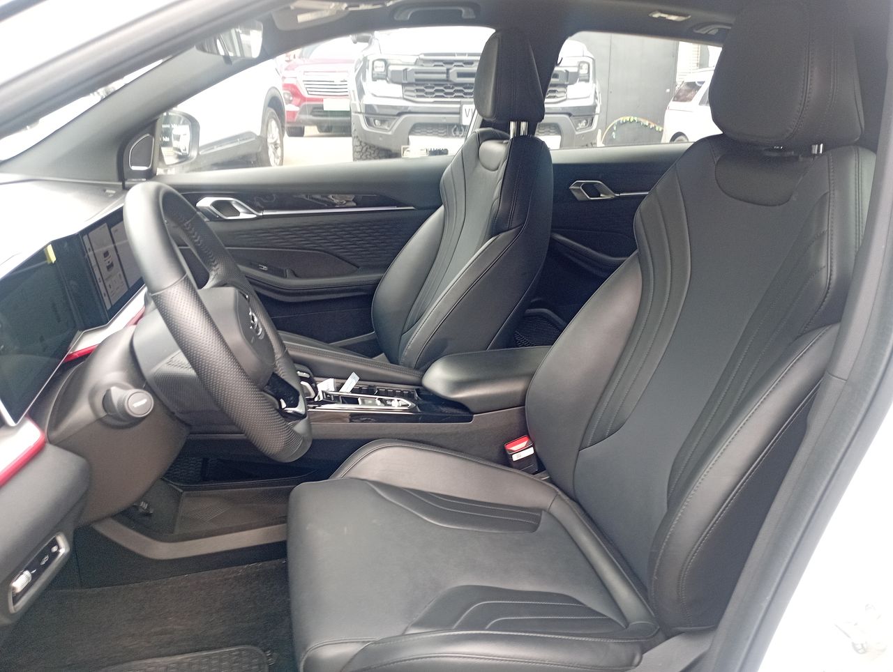 Geely Coolray — foto 25 de 36