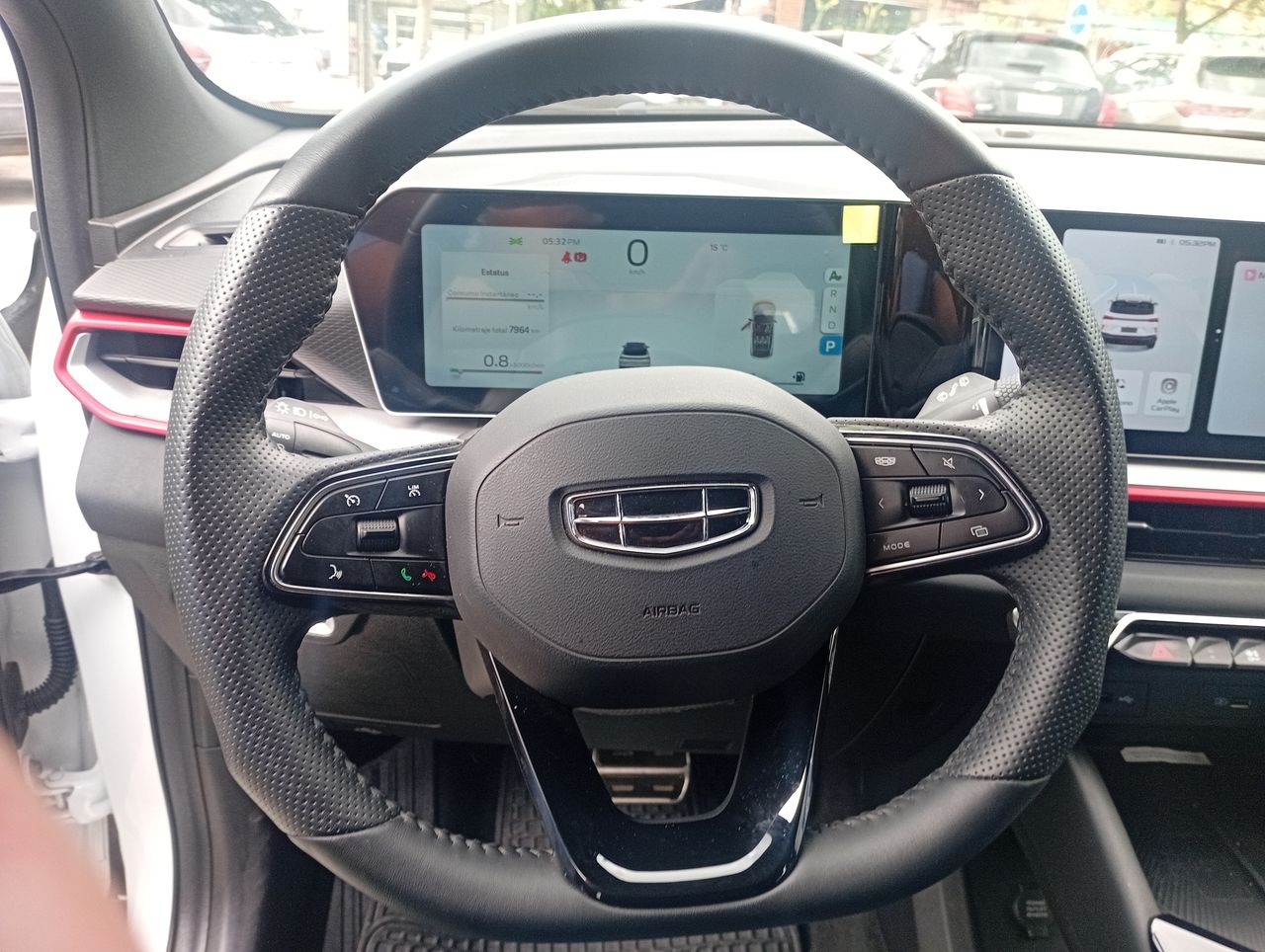 Geely Coolray — foto 26 de 36