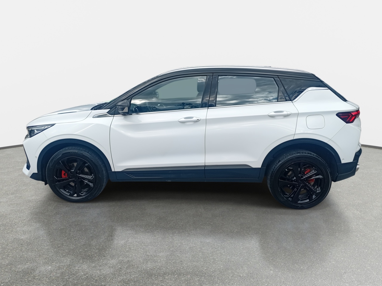 Geely Coolray — foto 5 de 36