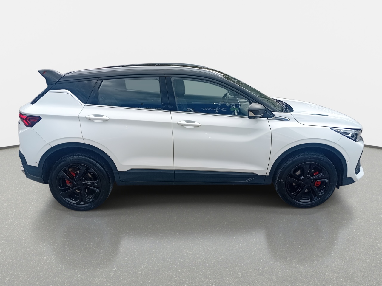 Geely Coolray — foto 9 de 36