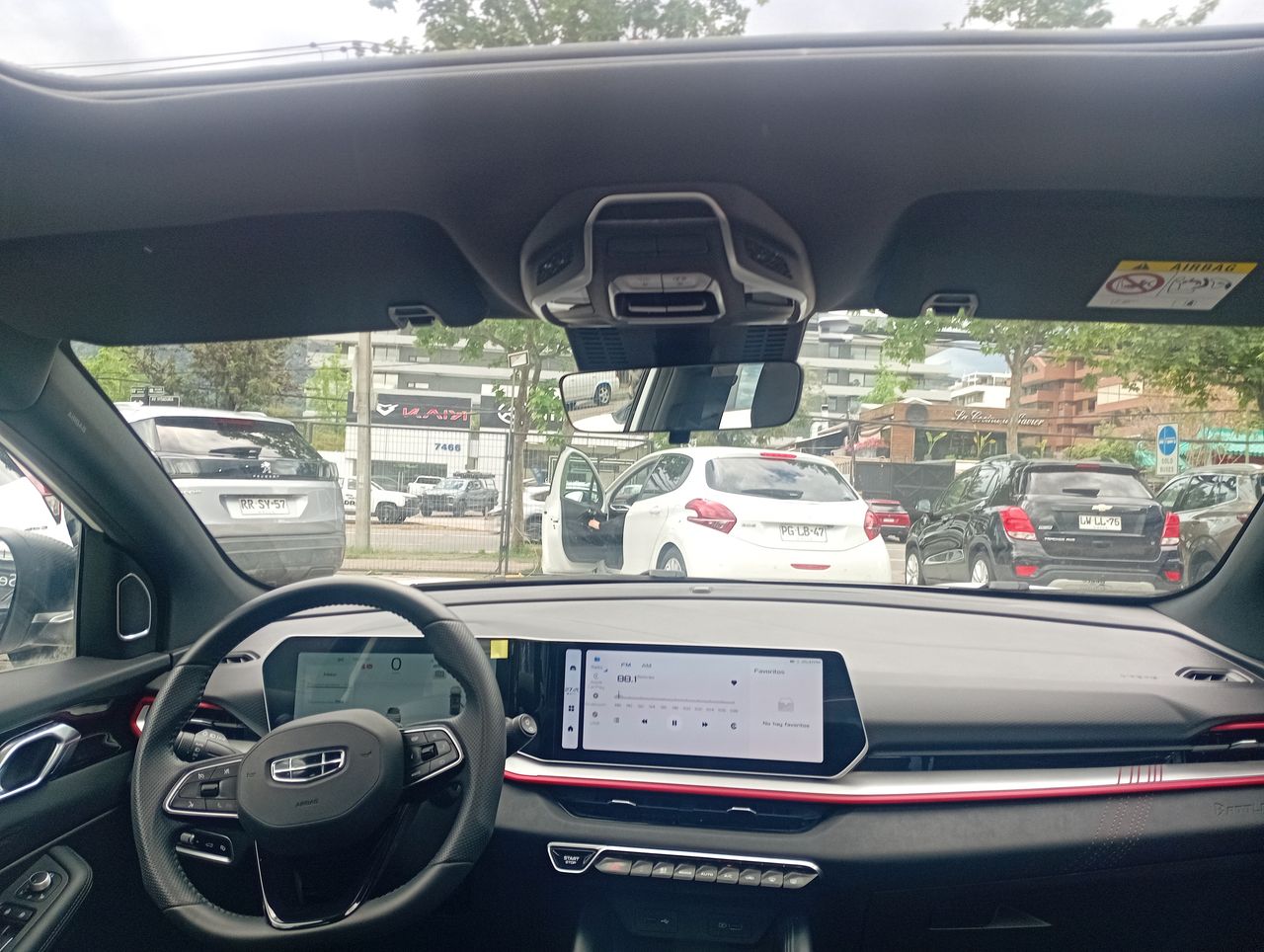 Geely Coolray — foto 10 de 36