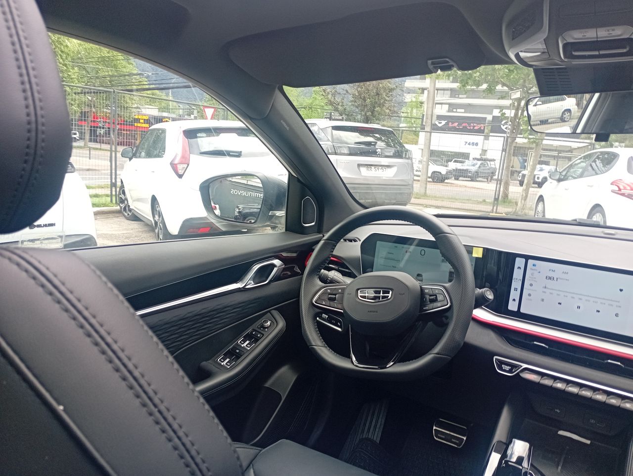 Geely Coolray — foto 17 de 36