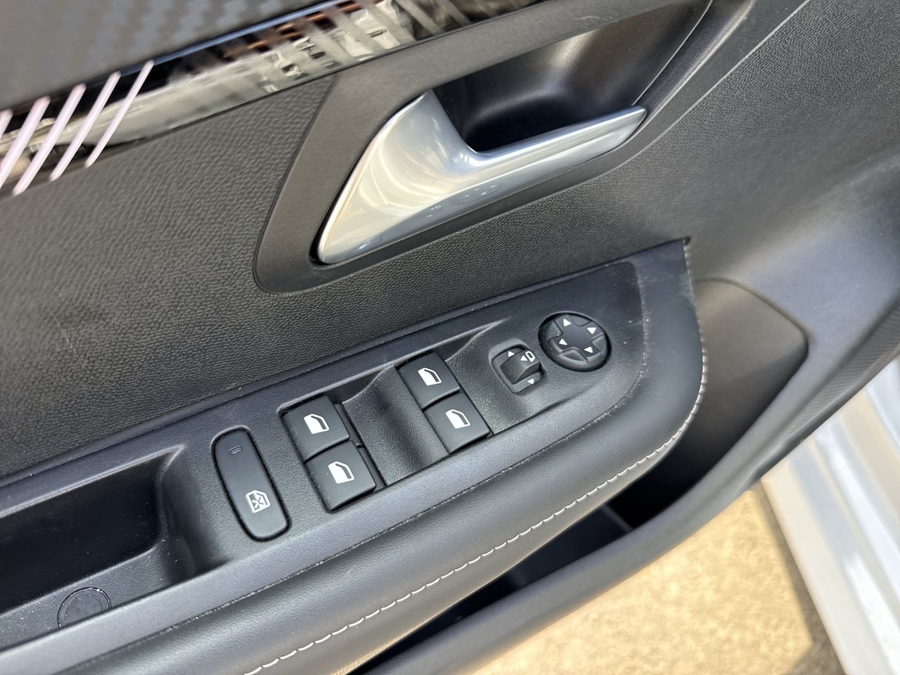 Peugeot 208 — foto 21 de 34