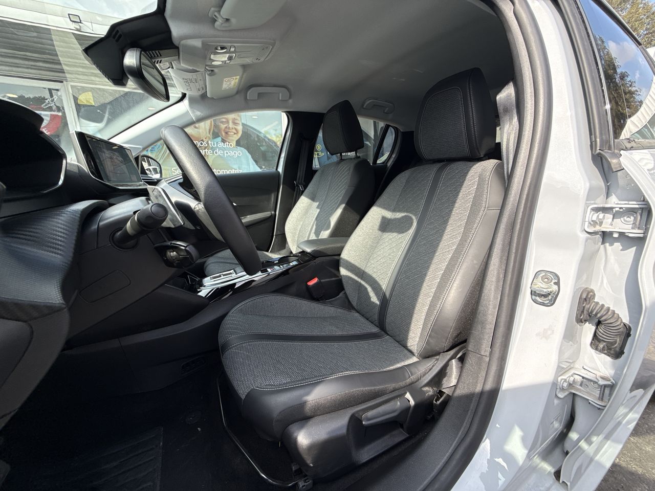 Peugeot 208 — foto 23 de 34