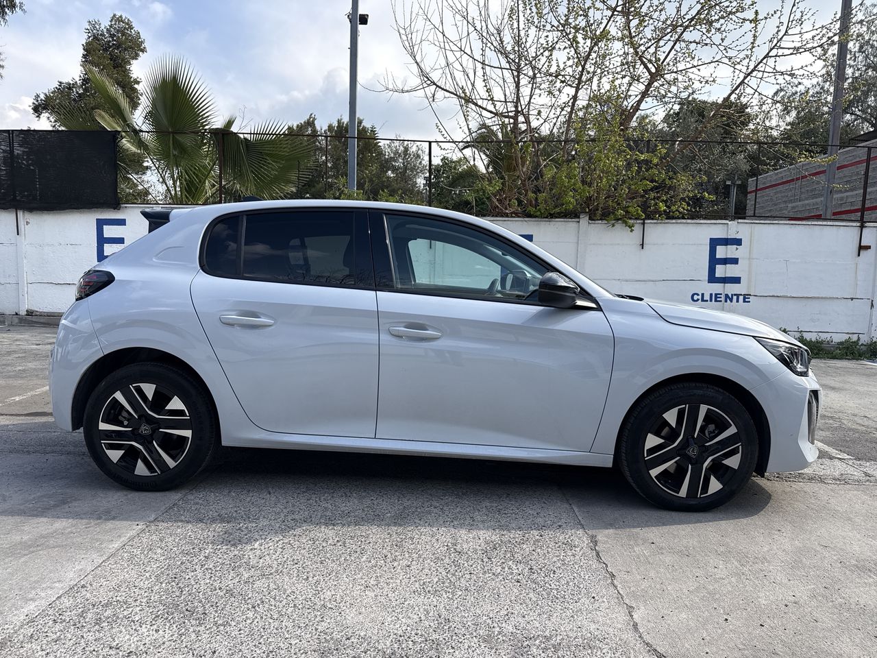 Peugeot 208 — foto 9 de 34