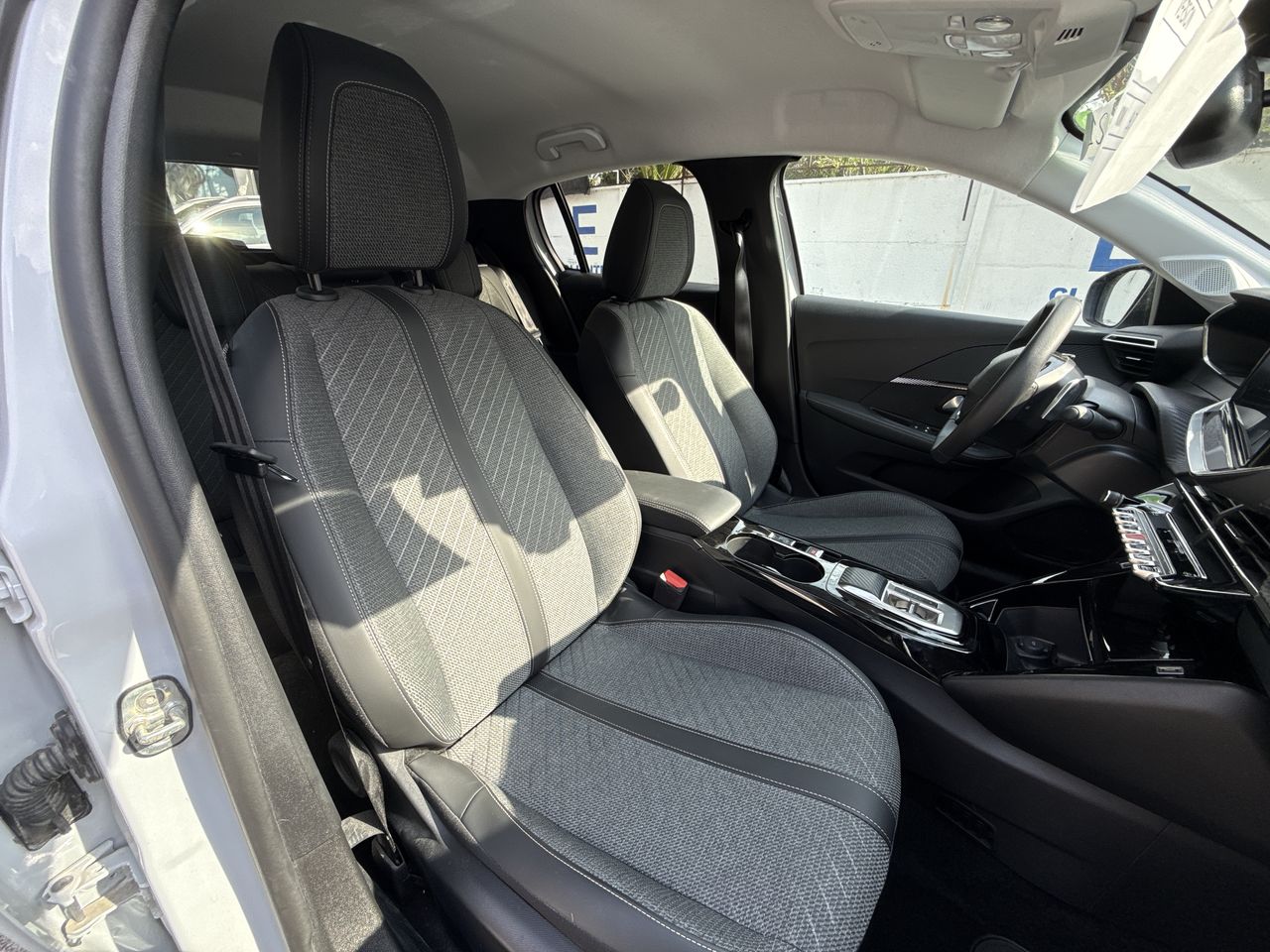 Peugeot 208 — foto 11 de 34
