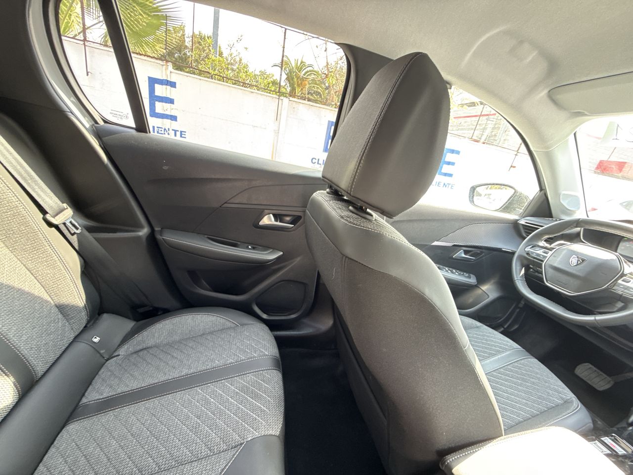 Peugeot 208 — foto 12 de 34