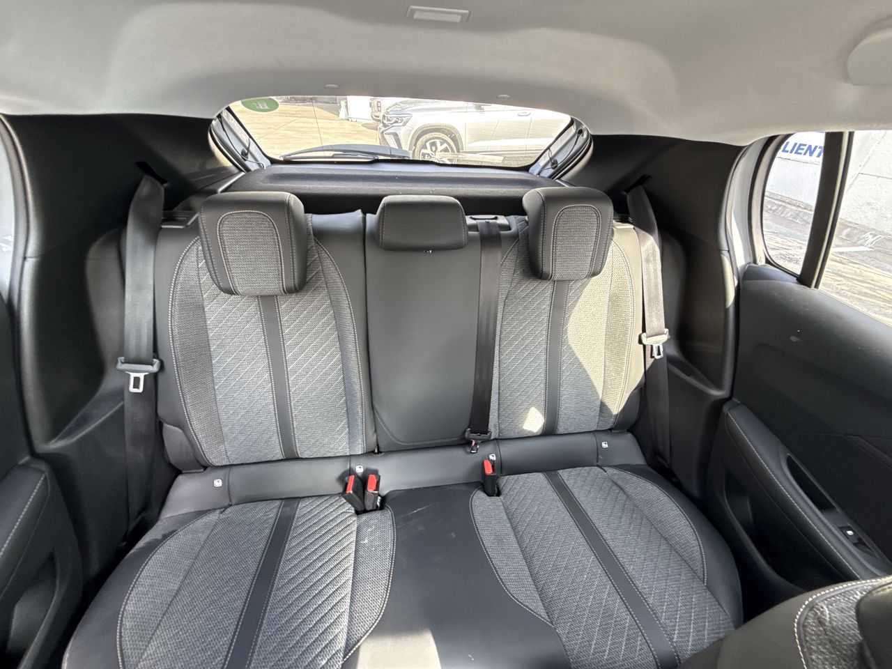 Peugeot 208 — foto 13 de 34