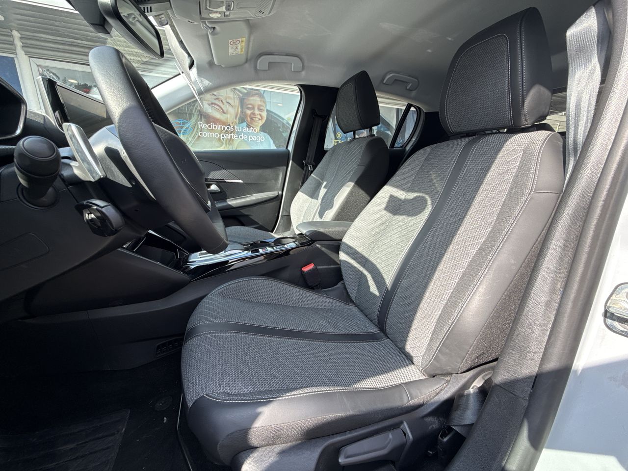 Peugeot 208 — foto 15 de 34