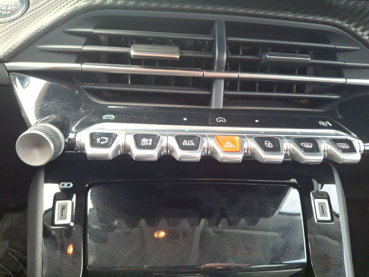 Peugeot 208 — foto 29 de 31