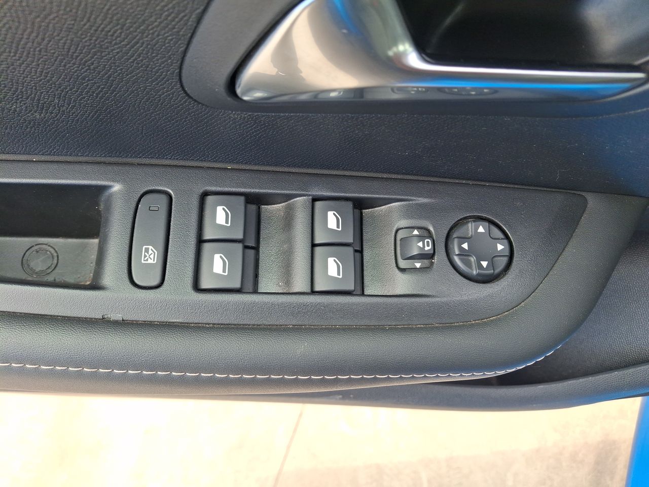 Peugeot 208 — foto 23 de 31