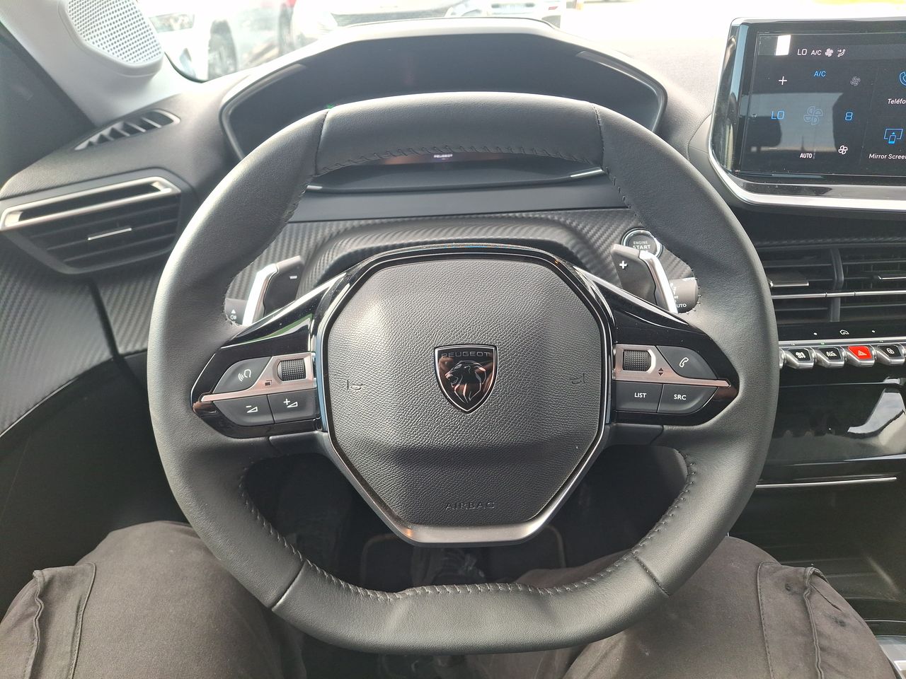 Peugeot 208 — foto 24 de 31