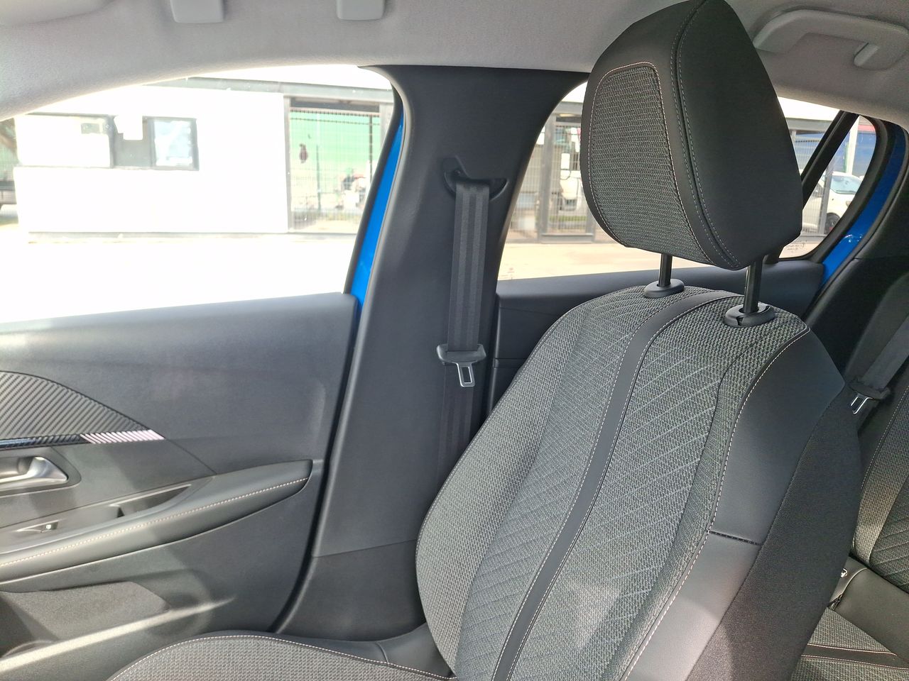 Peugeot 208 — foto 12 de 31