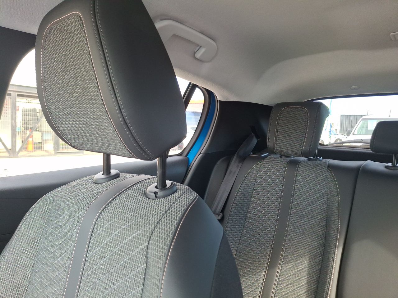 Peugeot 208 — foto 13 de 31